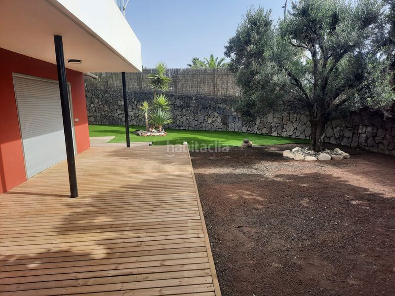 Foto 8d23fb9a-a79a-4e42-a9df-3c98eef5d8f3. Piso en calle juan sebastian elcano 49 magnifica vivienda con jardín y terraza en complejo residencial Radazul en Rosario (El)