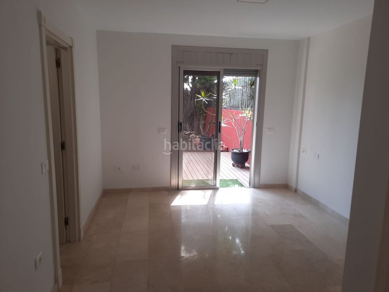 Foto ac6289c9-e32d-4f27-8c2d-0db04e934a5c. Piso en calle juan sebastian elcano 49 magnifica vivienda con jardín y terraza en complejo residencial Radazul en Rosario (El)