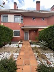 Xalet  Calle rosalía de castro. Chalet adosado reformado en entrepinos