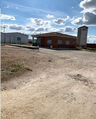 Nave industrial  Calle medina. Conjunto de naves con vivienda en valdestillas- parcela 8.695m2-