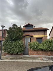Casa aparellada a Calle de santa victoria 3. Chalet pareado en urbanización athenea- renedo de esgueva