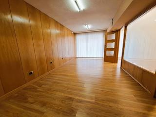 Lloguer Local Comercial a Circular. Local com. en alquiler en circular, 3 despachos.
