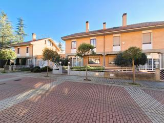 Chalet  Aimaras. Chalet en venta en las villas, 4 dormitorios.