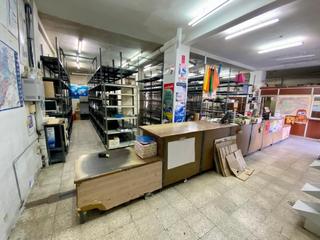 Local commercial à Calle salud 14. Local com. en venta en pajarillos, 3 despachos.