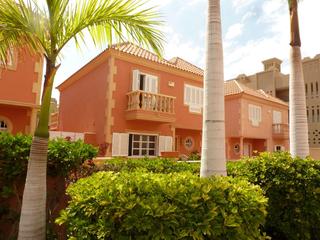 Casa a Playa del Duque. Impresionante villa independiente con piscina privado, jardín de