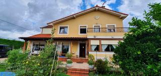 Casa a N/a. Chalet independiente en adarzo con finca de 1.000m2.