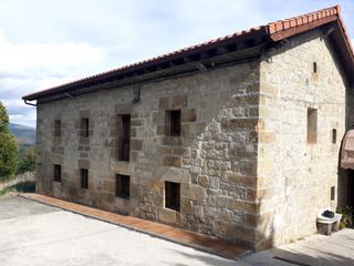 Casa  Lugar barrio bollacin. Extraordinaria casona de piedra, ideal para vivienda o negocio.