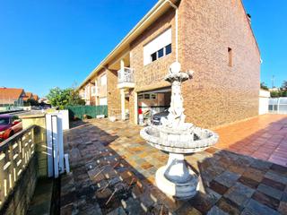 Casa adossada  Urbanización la roca. Fantástico chalet de lujo con piscina privada.