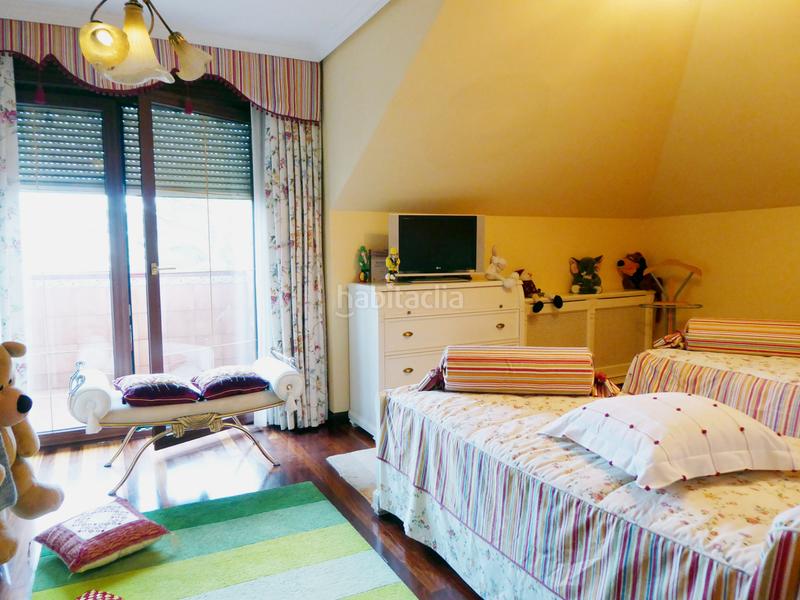 Foto 097dfd2c-78ba-448a-96ab-34088939742f. Chalet with fireplace heating parking in Maliaño Camargo