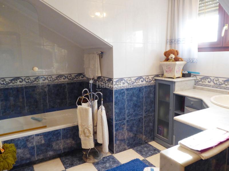 Foto 29ee1653-bb98-4108-b573-18349c0a7b37. Chalet with fireplace heating parking in Maliaño Camargo