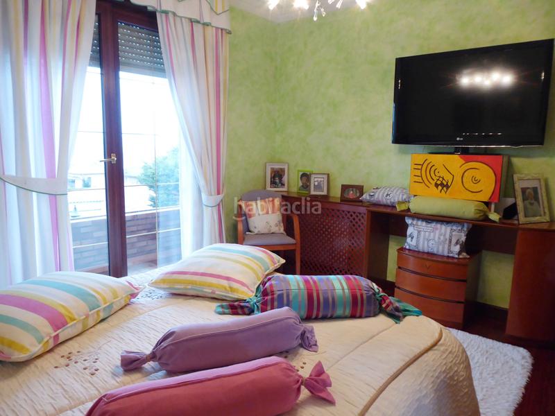 Foto 523a0c86-497d-4bea-92f5-93016c5eff8d. Chalet with fireplace heating parking in Maliaño Camargo