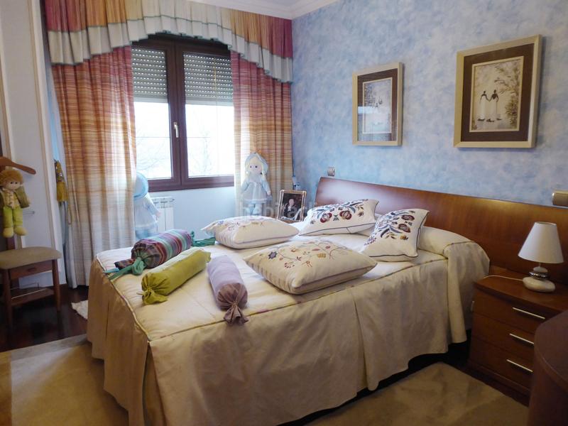 Foto 9b772416-78d4-440e-bae0-a34c9551ee56. Chalet with fireplace heating parking in Maliaño Camargo