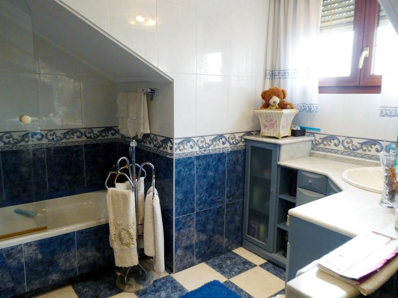 Foto cf28374c-a344-45e1-ab14-41e4b0e3ddc5. Chalet with fireplace heating parking in Maliaño Camargo