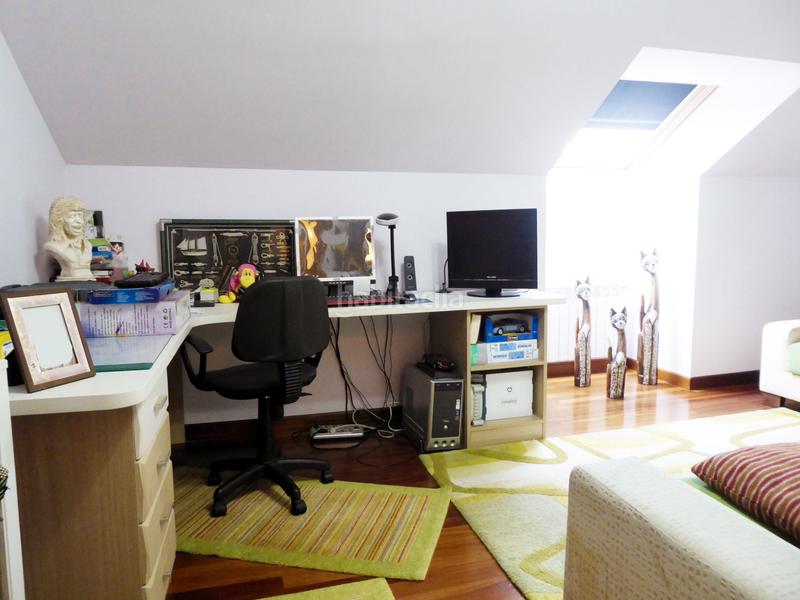 Foto cffc9db9-c235-41a2-baa5-d6278a90edc9. Chalet with fireplace heating parking in Maliaño Camargo