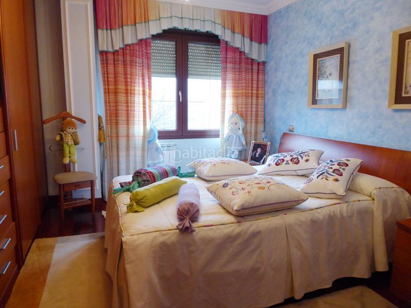 Foto f77ffc53-1b9a-49ec-9627-04a43bc65237. Chalet with fireplace heating parking in Maliaño Camargo