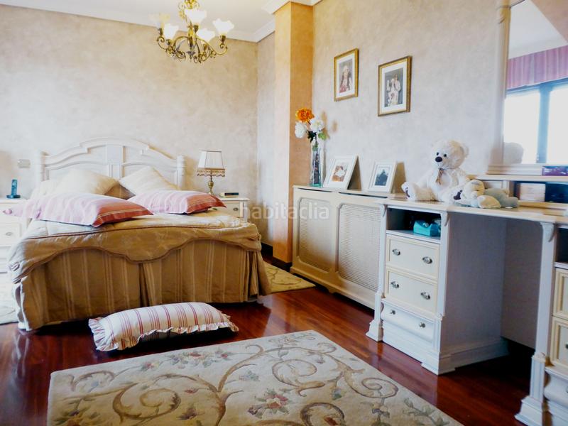 Foto f9fcc142-04ab-4e0e-8e34-ae5b85790325. Chalet with fireplace heating parking in Maliaño Camargo
