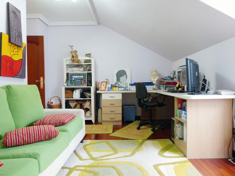 Foto fcc0064e-b04f-4b2a-ada5-d8d5a3b927cf. Chalet with fireplace heating parking in Maliaño Camargo