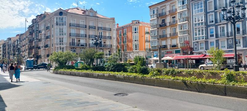Foto 78a90138-eda8-47bf-8511-808f5668e2bf. Ático en calle isabel la católica 3 ático para reformar en edificio emblemático en pleno centro . en Santander