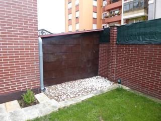 Planta baja en Calle alday 9. Bajo con jardín impecable de 2 habitaciones, baño, aseo. garaje.