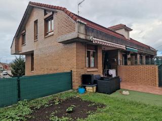 Chalet  Calle prosperidad. Adosado de dos dormitorios y dos baños con jardín de 70 m2.