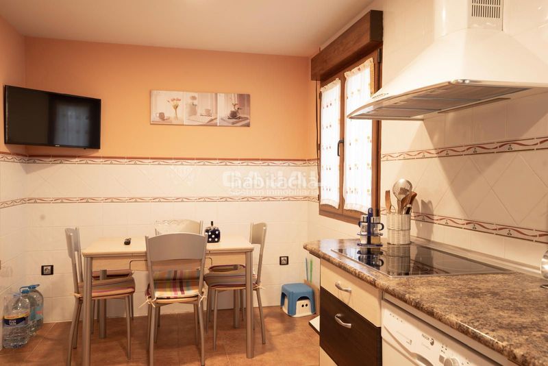 Foto 0265ad38-f57d-47b8-b396-f45194b6b6a6. Casa adossada amb calefacció a Grajera