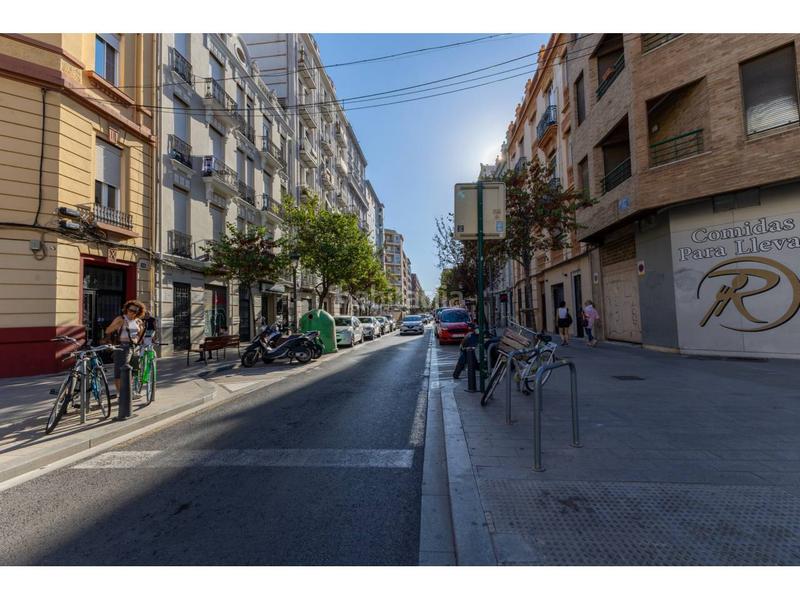 Foto f38eda12-8039-4c9b-bd97-d03752674766. Piso venta de piso en valència capital en Russafa Valencia