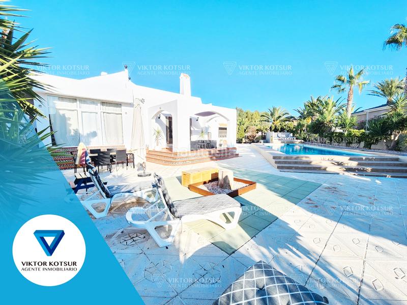 Foto b8cd77de-333e-45fa-8ff1-06af5869af35. Chalet avec cheminée chauffage parking piscine dans Roquetas de Mar