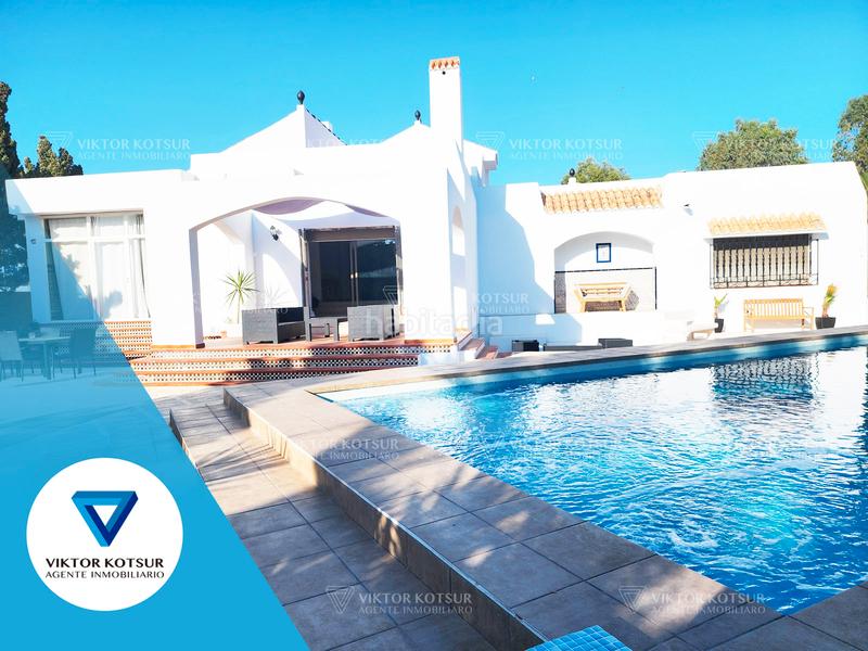 Foto f66de918-bdda-4573-8721-42d540d2f2a7. Chalet avec cheminée chauffage parking piscine dans Roquetas de Mar