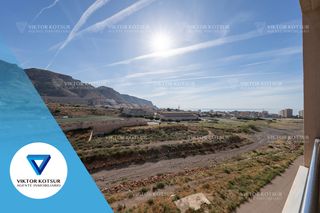 Flat  Avenida pedro muñoz seca. Semi nuevo piso con terraza y patio 2 garaje y trastero