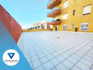 Piso en Roquetas pueblo. Piso zona puerto con terraza de 172m�
