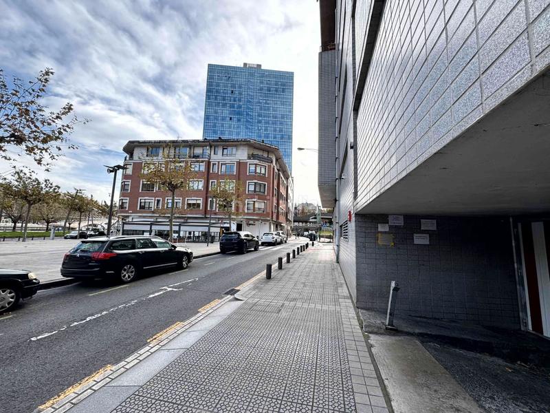 Foto 95ac56e7-cf08-48a7-a3c3-1949d630a40a. Aparcament cotxe a mazarredo zumarkalea 12 a Abandoibarra - Guggenheim Bilbao