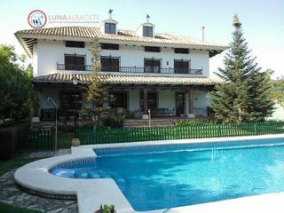 Chalet en Pedanas - Extrarradio. Villa en venta en aguasol, 5 dormitorios.
