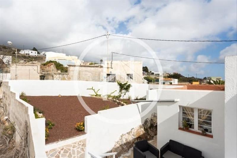 Foto a46e5ddc-8a13-4264-aaa6-93bd9eb2d185. Casa amb aparcament a Fasnia