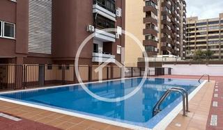 Lloguer Pis  Calle heliodoro rodríguez lópez. Piso moderno con terraza, piscina y 2 plazas de garaje en santa