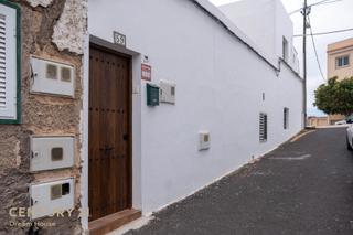 House  Calle la cruz. Venta de casa terrera en arico pueblo.