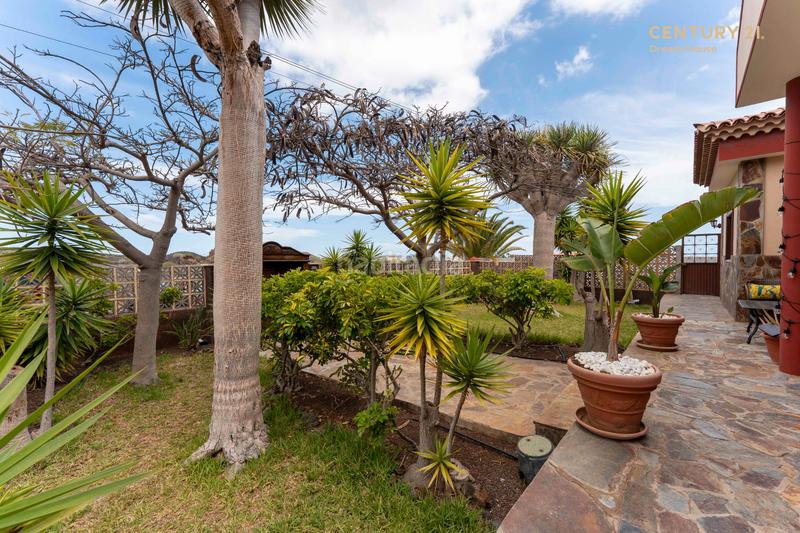 Foto 42fe8c48-e9ba-45fb-ba6f-f8ca5a8157f2. Chalet en tf-652 3 chalet en las galletas en venta en Arona