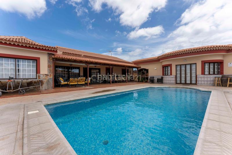 Foto 643cf8da-ea3a-4e74-9898-6d9069de69d1. Casa amb aparcament piscina a Las Rosas Arona