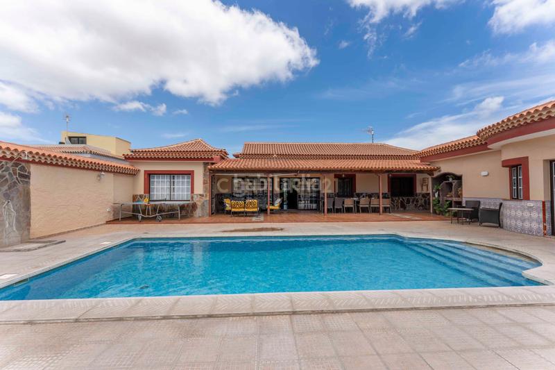 Foto 86d18932-0cba-47f0-abfb-3b6490643343. Casa amb aparcament piscina a Las Rosas Arona