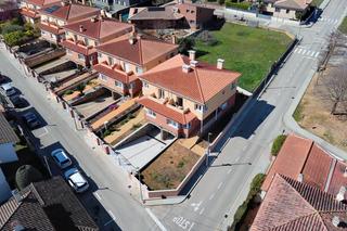 Maison jumele  Carrer cinto verdaguer. Luz, jardn y tranquilidad en porqueres