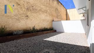 Location Rez-de-chaussée  Carrer de l'ateneu. Planta baja con terraza en la cellera