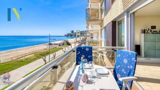 Apartamento  Passeig de josep mundet. 1a linea de mar con licencia turística y parquing