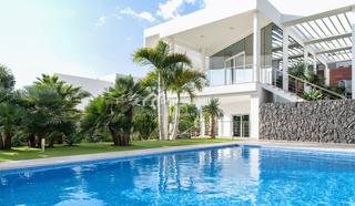 Casa a La Caleta. Nos complace ofrecerle esta villa de lujo absolutamente impresio