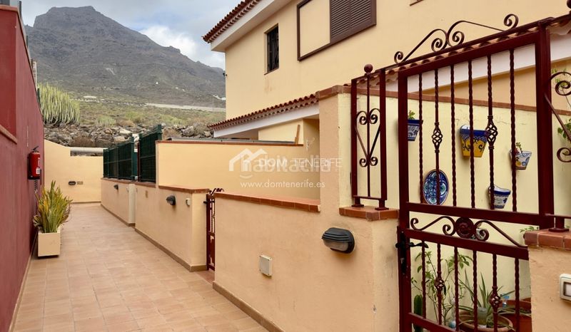 Foto b9501ee5-4abf-4366-9c87-6fdc576f44b8. Casa amb aparcament a Playa Fañabé Alto Adeje