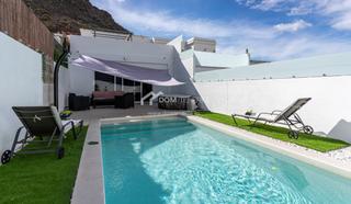 Casa en Torviscas Centro y Alto. Ubicado en la prestigiosa zona de roque del conde, este bungalow