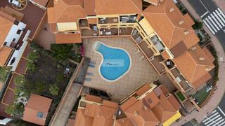 Apartamento en Playa del Duque. Nos complace presentar este excepcional apartamento en planta ba