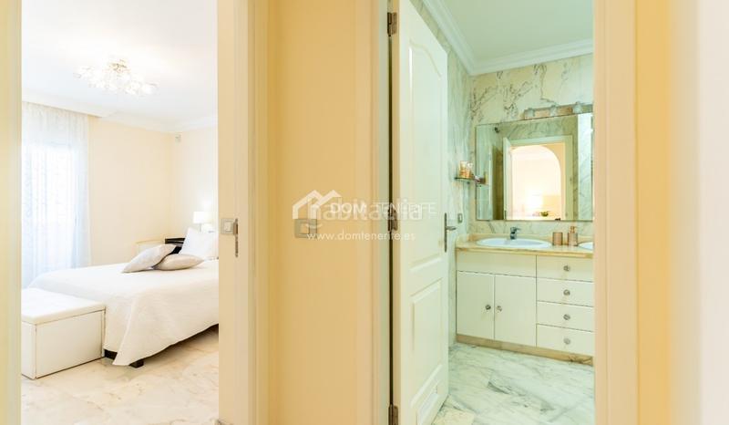 Foto 4660eb22-c072-4817-9953-389558cae917. Piso dom tenerife se complace en presentar una excelente oportunidad de adquirir un elegante piso de 1 dormitorio en el exclusivo compl en Santiago del Teide