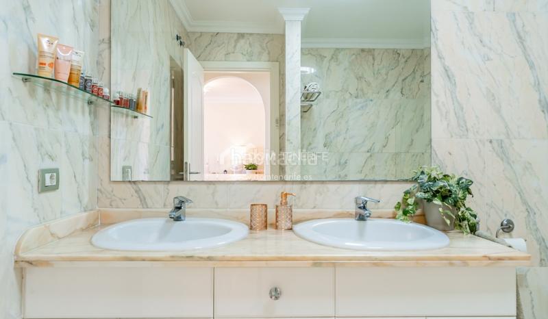 Foto 956c6100-122d-4de3-ad24-161ba1f8cf8d. Piso dom tenerife se complace en presentar una excelente oportunidad de adquirir un elegante piso de 1 dormitorio en el exclusivo compl en Santiago del Teide