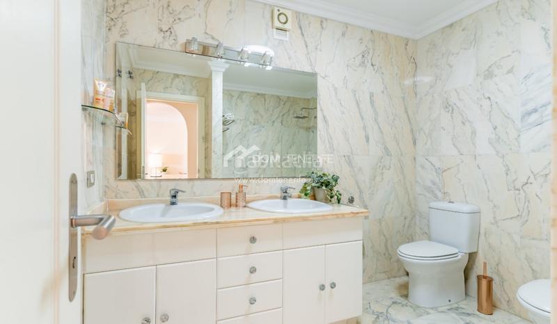 Foto 9645a031-7934-4111-8015-d72e0a29e1f8. Piso dom tenerife se complace en presentar una excelente oportunidad de adquirir un elegante piso de 1 dormitorio en el exclusivo compl en Santiago del Teide