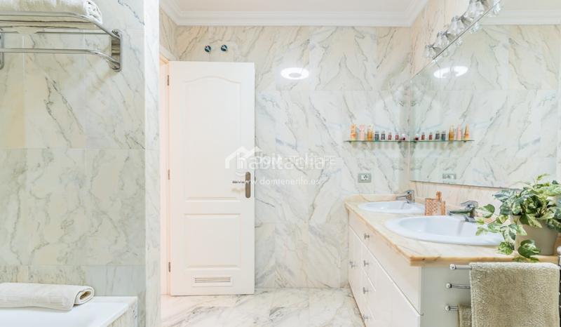 Foto c89852c1-6128-4ee1-9293-4cea968db417. Piso dom tenerife se complace en presentar una excelente oportunidad de adquirir un elegante piso de 1 dormitorio en el exclusivo compl en Santiago del Teide