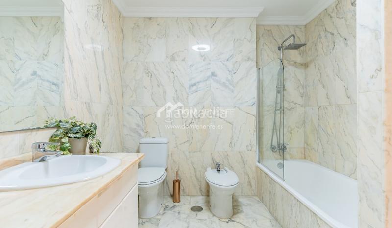 Foto e36ed07f-a351-4094-a30e-15559514341f. Piso dom tenerife se complace en presentar una excelente oportunidad de adquirir un elegante piso de 1 dormitorio en el exclusivo compl en Santiago del Teide